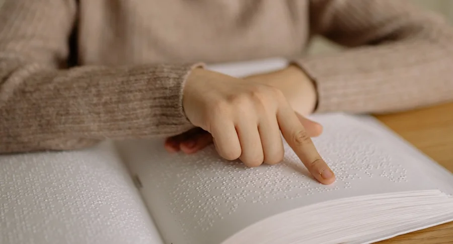 Imagen conceptual de una mano leyendo en braille